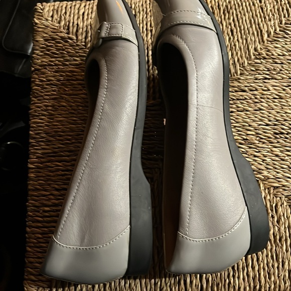 Clarks Unstructured Light Grey Patent Leather Ballet Flats Size 7.5 - Picture 6 of 6